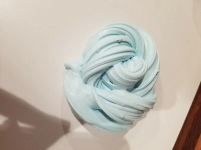 Slime hecho por TieDyeSlimeCo. (Nombre del limo: hielo con chispas de chocolate menta) Foto 1 de 2