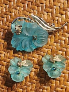 Spilla Blu Fiore Pansy Vintage Plastica Aurora Boreale E Orecchini Clip On - Foto 1 di 6