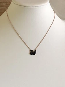 Hergestellt mit SWAROVSKI SCHWAN SCHWARZE KRISTALLELEMENTE ANHÄNGER ROSEGOLD - - Bild 1 von 5