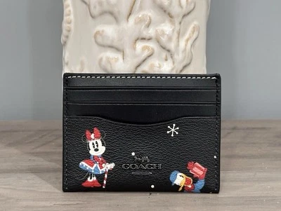 Estuche delgado para tarjetas de identificación COACH Disney X Coach con impresión navideña - CN032 - negro múltiple Foto 1 de 4