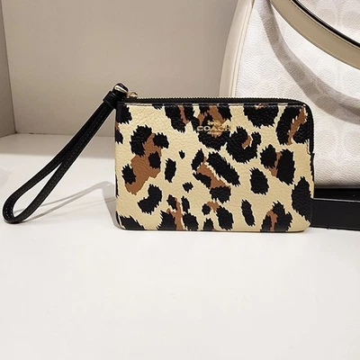 COACH 豹纹角拉链腕带袋卡片钱包式手机壳 CCJ74 — 第 1/4 张图片