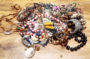 3 LB 12 0Z LOT OF VINTAGE MIXED COSTUME JEWELRY FOR CRAFTS, PARTS OR REPAIR ONLY - Picture 1 of 4