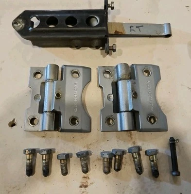 CONJUNTO DE DOBRADIÇA DE PORTA DIREITA MERCEDES BENZ C126 380SEC 500SEC 560SEC 1237200037 - Imagem 1 de 4