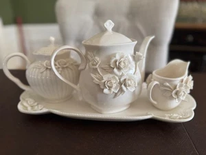 I. Godinger & Co. Weiß Rosmarin Teekanne Kaffeekanne Tablett Milchkännchen Rosen Teeservice - Bild 1 von 20