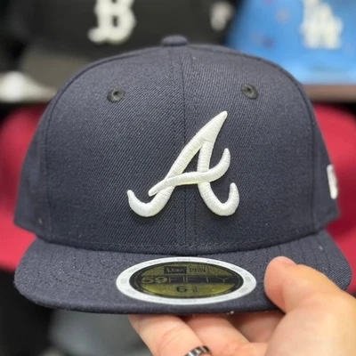 Gorra ajustada New Era Atlanta Braves azul marino/blanco juvenil 59FIFTY Foto 1 de 4