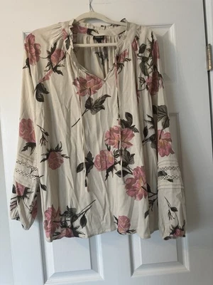 Blusa floral Torrid para mujer multicolor, cuello en V, manga larga, abotonada, talla 1 Foto 1 de 4