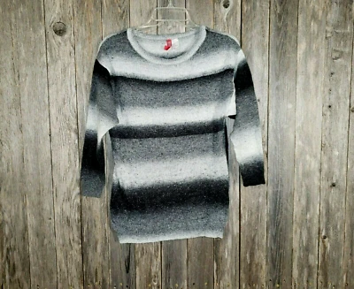 Suéter para mujer Divided H&M talla 2 gris negro blanco a rayas  Foto 1 de 4