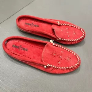 Mocasines Minnetonka de gamuza para conducir mula sin usar, en caja, diseño recortado sin cordones talla 10 rojos - Imagen 1 de 4