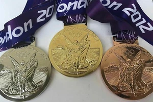 2012 London Games Commemorative Medallion Set - Picture 1 of 5