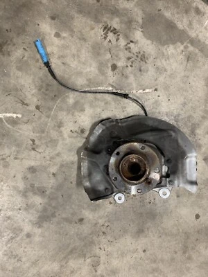 BMW E60 528i 530i 2004-2010 rueda delantera izquierda buje cojinete husillo nudillo OEM Foto 1 de 4