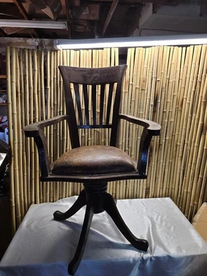 Silla antigua de madera con asiento de cuero Foto 1 de 4