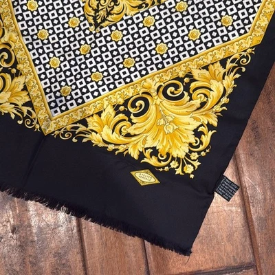 Lenço de seda Versace Atelier dourado medusa preto e dourado estampado - Imagem 1 de 4