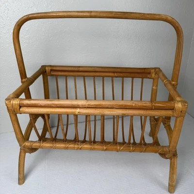 Revista de bambú grande de colección de ratán quemado cesta de discos de mimbre estante de mediados de siglo Foto 1 de 4