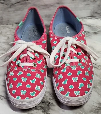 Keds. Taylor Swift. Zapatillas de lona con cordones. Rojo con verde. Arcos corazones gatos. Foto 1 de 4