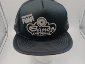  Neu Vintage SANDS LAS VEGAS We're More Fun! Truckermütze schwarz Netzrücken Druckknopflasche - Bild 1 von 1