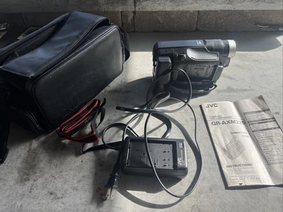 JVC GR-AXM225 Compact VHS Camcorder VHS-C Camera, Charger, Bag - Image 1 of 4