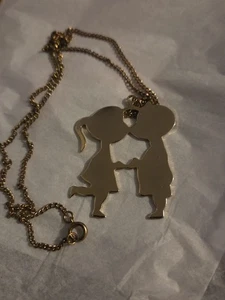 Collar Vintage Goltone Grande Niña Niño Besándose Colgante 24 Pulgadas - Imagen 1 de 5