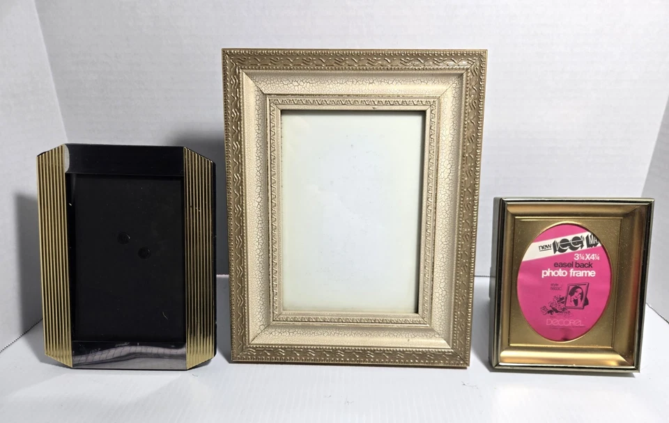SET OF THREE SILVER TONE/WHITE 5X7 TABLETOP PICTURE FRAMES ONE NEW - Image 1 of 1