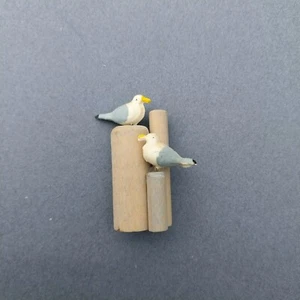 Pequeño imán de gaviotas encaramadas en madera - Imagen 1 de 2