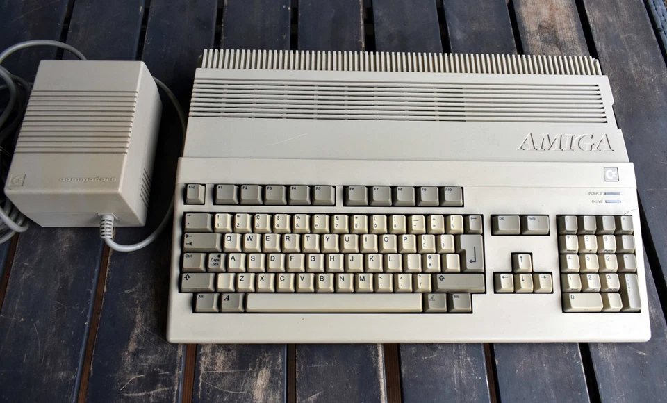 Commodore Amiga 500 с блоком питания и рамкой (см. Vid) (ЭЛТ не входит в комплект) - Изображение 1 из 4