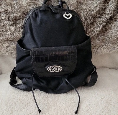 Mochila Brighton de nailon negra con adornos de cuero de cocodrilo reducida $$ Foto 1 de 4