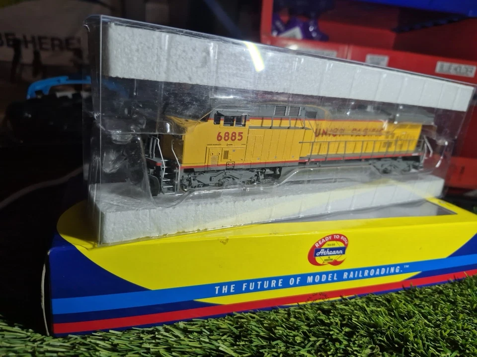 HO Athearn Southern Pacific ATH77687 SD40R #6885 DC Sound / DCC Ready (JF20) - Image 1 of 4