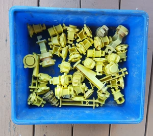 25+ Screw Tight Electric Fence Insulators & 4 T-post Extended Insulators Cattle - Picture 1 of 4