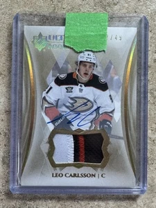 23-24 Upper Deck Ultimate Rookies Auto Patch #110 LEO CARLSSON /49 - Foto 1 di 1
