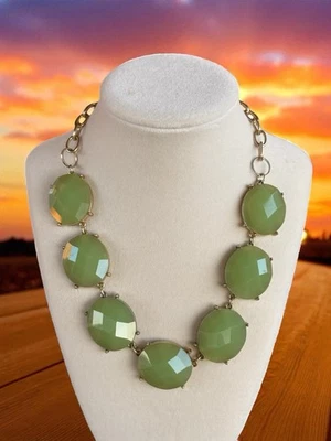 Collar de diseño Premier, cadena chapada en oro mate envejecido, piedras acrílicas verdes  Foto 1 de 4