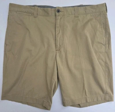 J. Pantalones cortos chinos elásticos Crew para hombre beige frente plano, entrepierna 10,5", talla 38 Foto 1 de 4