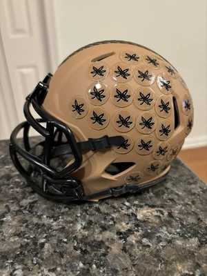 Mini capacete de futebol americano Ohio State Buckeyes personalizado saudação ao serviço camuflado bloco O - Imagem 1 de 4