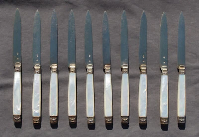10 COUTEAUX MANCHE EN NACRE ET LAME EN ARGENT MINERVE VERMEIL ORF CARDEILHAC - Photo 1/4