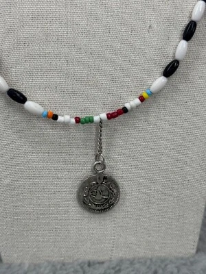 Collar de cuentas blanco y negro Free People Jewelry para mujer con colgantes de monedas Foto 1 de 4