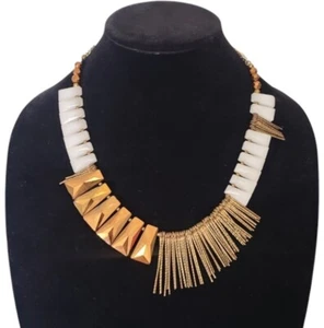 Collar Nakamol tono dorado llamativo grande blanco cuadrado hecho con flecos de metal - Imagen 1 de 7