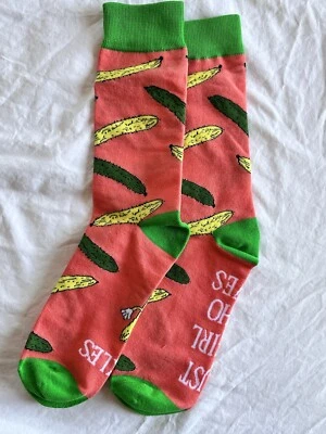 Calcetines rosas “Just A Girl Who Loves” con estampado de pepinillos Foto 1 de 4