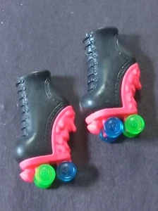 Monster High Puppe Ghoulia Yelps Roller Maze schwarz & rosa Rollschuhe - Bild 1 von 5