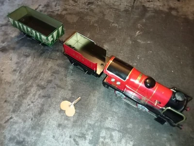 Train HORNBY HACHETTE 0 - locomotive moteur mécanique OK + tender + wagon + clé - Photo 1/4