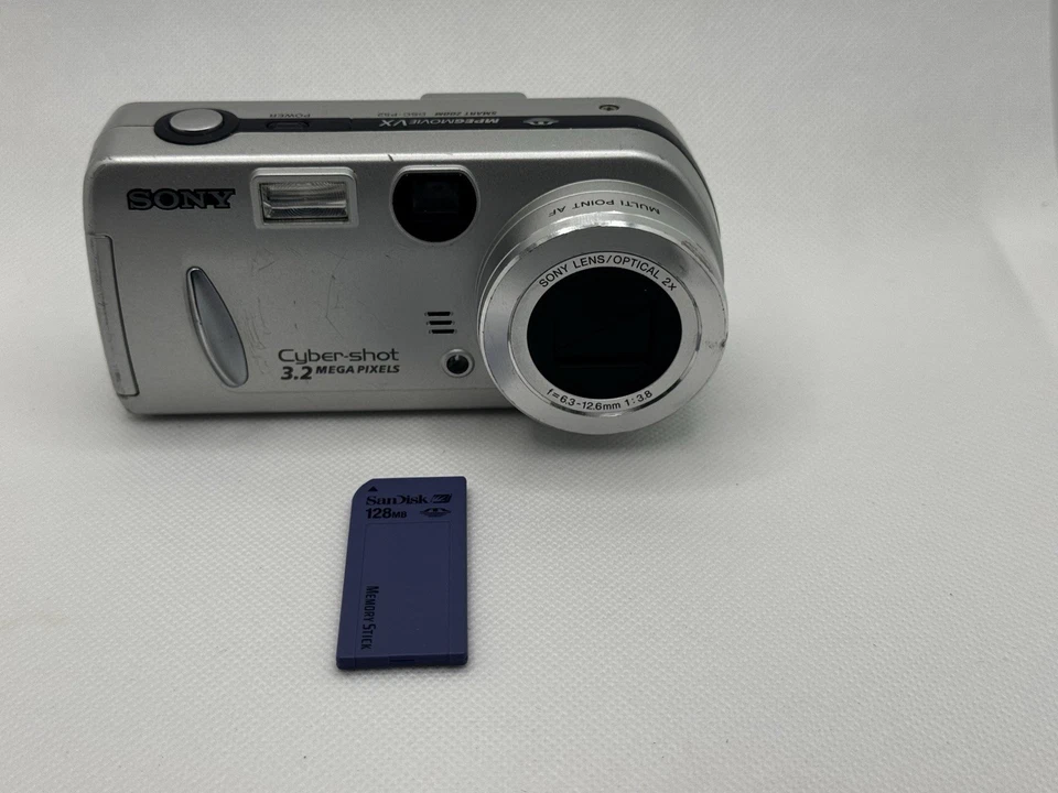 🔥Цифровая камера Sony CyberShot DSC-P52 3,2 Мп РАБОТАЕТ/ВЫГЛЯДИТ ОТЛИЧНО 128 Мб карта Batt - Изображение 1 из 4
