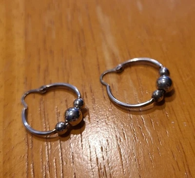 Brincos de argola de prata esterlina com 3 miçangas  - Imagem 1 de 3