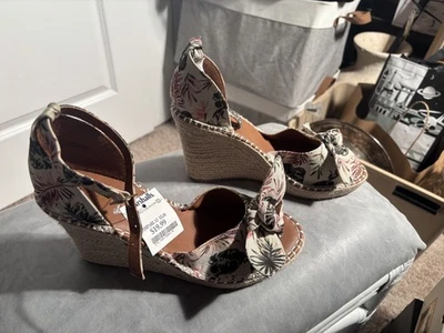 Cuña Rampage vintage beige con estampado tropical nueva con etiquetas talla 9 Foto 1 de 4