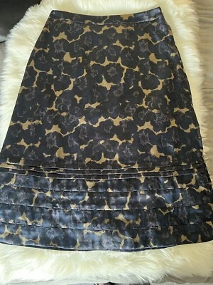 Falda Banana Republic para mujer talla 8 midi estampado floral línea A satinado púrpura Foto 1 de 4