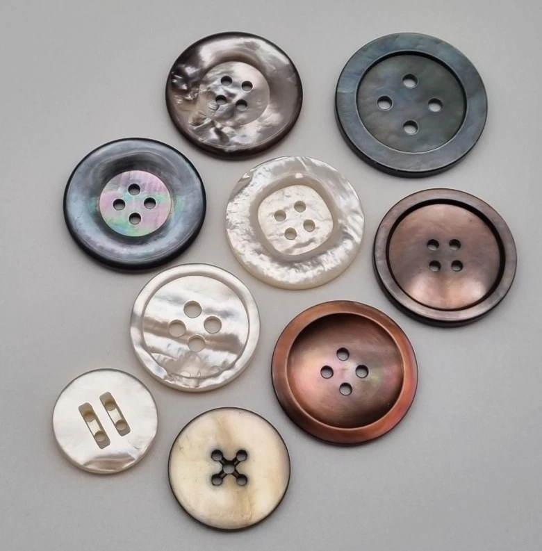 Perlmutt 4-Loch-Knopf 18-28 mm verschiedene Varianten  / MOP Button Nacre D10 - Bild 1 von 1