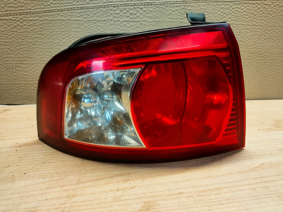 Luz trasera del lado del pasajero Kia Magentis 2004 Foto 1 de 2
