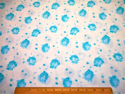 Ткань с цветочным рисунком 1 2/3 ярда бирюзовый синий и бирюзовый розы на белом первоклассном хлопке #C - Изображение 1 из 2