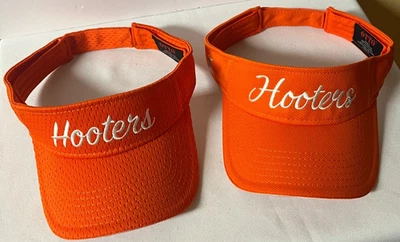 NUEVO Lote de 2 HOOTERS Gorras VISOR Naranja Ajustables Logo Bordado Nido de Búho Foto 1 de 4