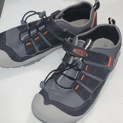 Zapatilla deportiva informal hueca con nudo gris acero/naranja de seguridad Keen para niños talla US 5 Foto 1 de 4