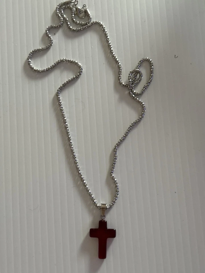 "Cadena de 24"" en tono plateado con cruz de cuarzo rojo de 1""" Foto 1 de 1