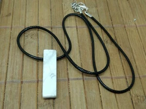 Pendentif HOWLITE + cordon noir - mineraux reiki collier pierre plate naturelle - Picture 1 of 3
