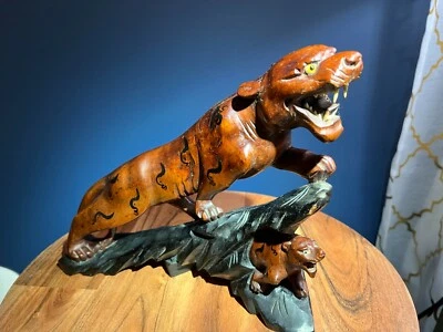 1920s Teak Carved Asian Tiger Sculpture (8 inches by 8 inches) - Изображение 1 из 4