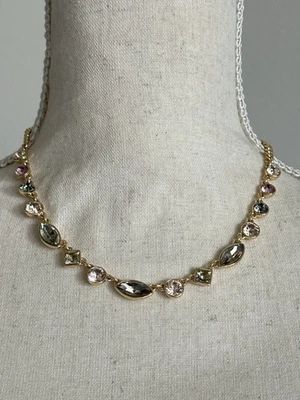 🆕 Collar DKNY tono dorado con detalles de cristal multicolor, longitud ajustable Foto 1 de 4